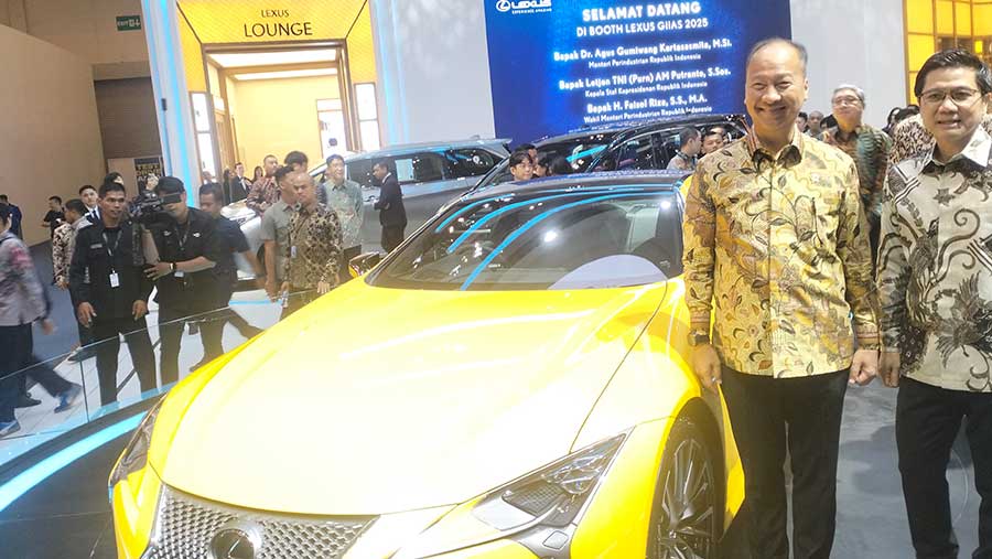 Menteri Perindustrian, Agus Gumiwang Kartasasmita mengunjungi booth di GIIAS 2025 (Bloomberg Technoz/ Sutan Ibnu Affan)