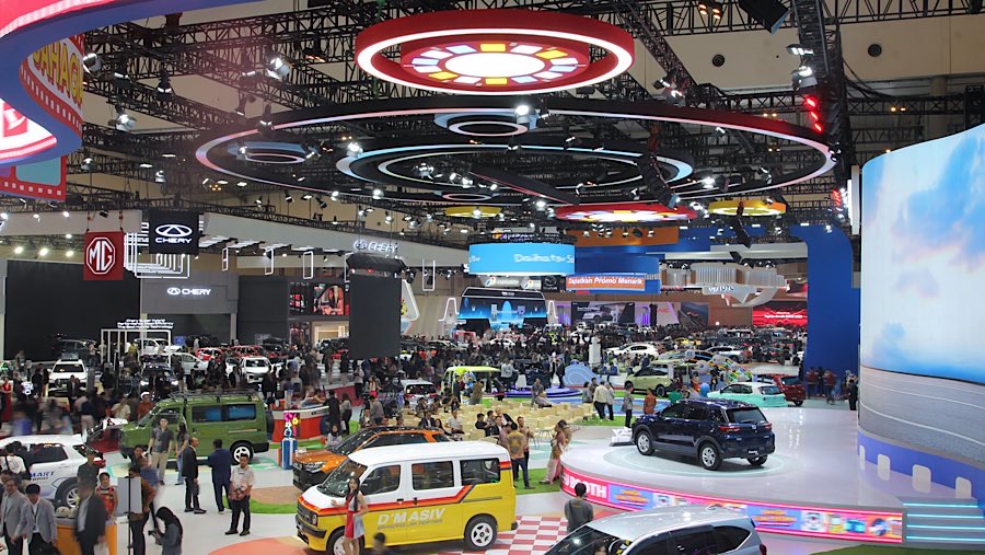 Pengunjung mengamati kendaraan yang dipajang dalam pameran otomotif GIIAS 2025 di ICE BSD, Kamis (24/7/2025). (Bloomberg Technoz/Andrean Kristianto) 