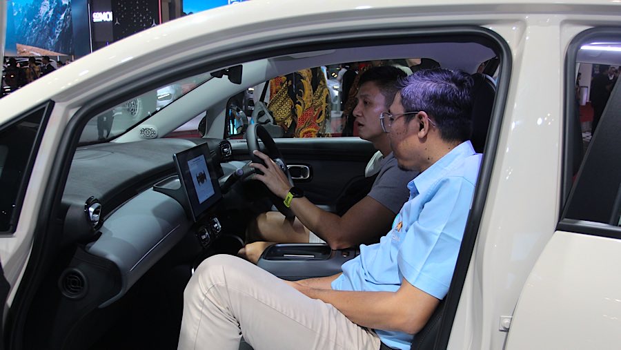 Pengunjung dapat melihat peluncuran model baru, kendaraan konsep, program test drive saat GIIAS 2025. (Bloomberg Technoz/Andrean Kristianto)