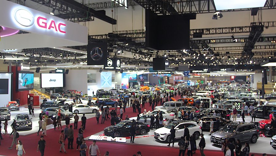 Pengunjung mengamati kendaraan yang dipajang dalam pameran otomotif GIIAS 2025 di ICE BSD, Kamis (24/7/2025). (Bloomberg Technoz/Andrean Kristianto) 