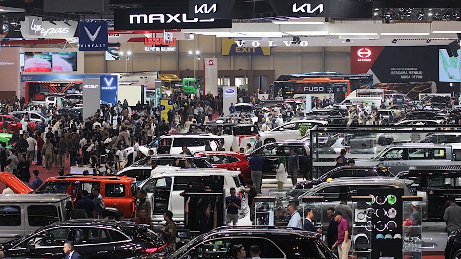 Pengunjung mengamati kendaraan yang dipajang dalam pameran otomotif GIIAS 2025 di ICE BSD, Kamis (24/7/2025). (Bloomberg Technoz/Andrean Kristianto) 