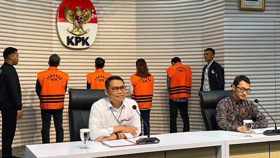 4 tersangka pejabat dan staf Kembaker menjadi tersangka korupsi pengajuan izin TKA dihadirkan di KPK, Kamis (24/7/2025). (Bloomberg Technoz/Dovana)