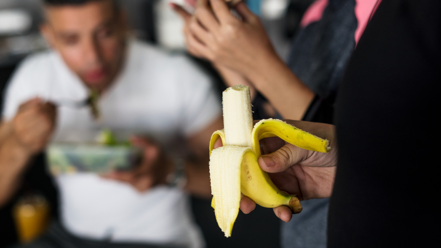 Ilustrasi Mengonsumsi Pisang (envato/Rawpixel)	
