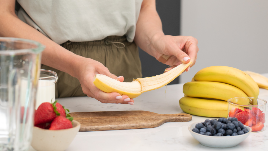 Ilustrasi Mengonsumsi Pisang (envato/photopopova)