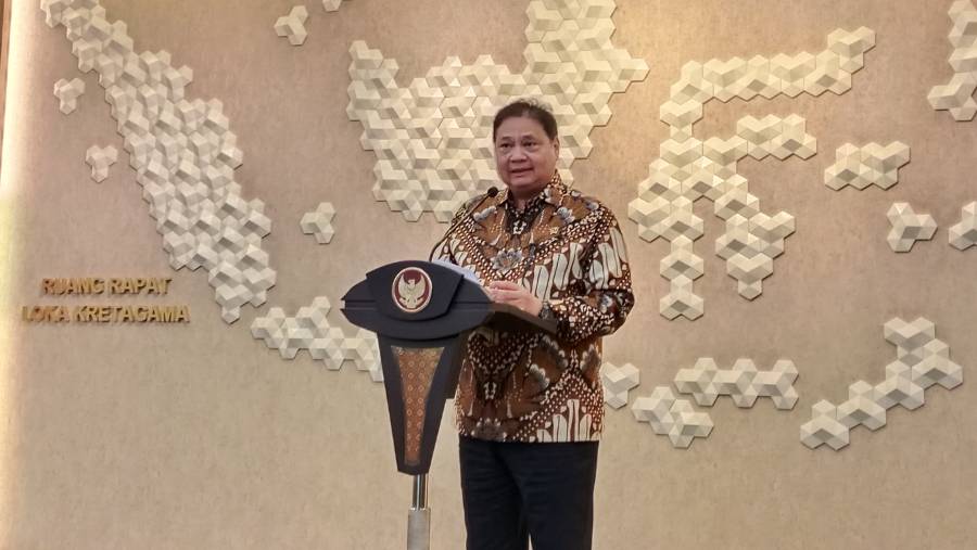Airlangga Hartarto pada konferensi pers pakta dagang RI-AS di kantornya, Kamis (24/7/2025). (Pramesti Regita Cindy/Bloomberg Technoz)