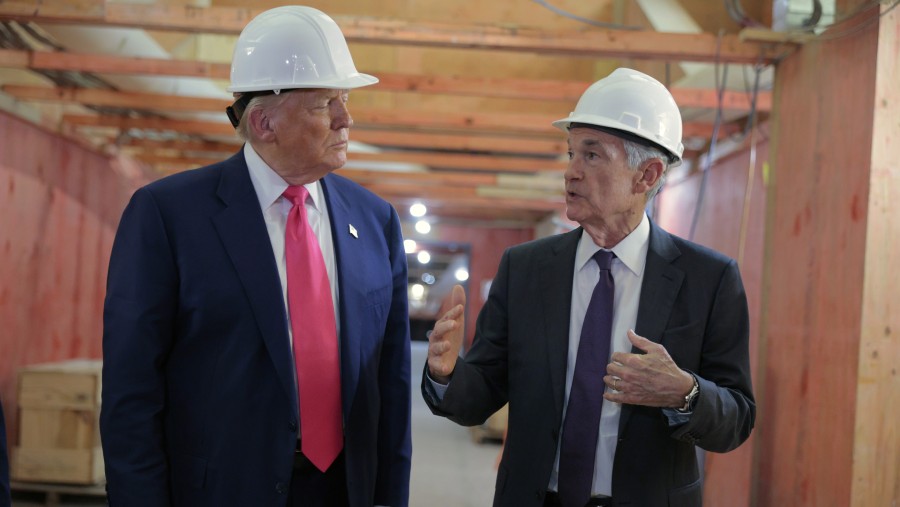 Donald Trump dan Jerome Powell. (Bloomberg)