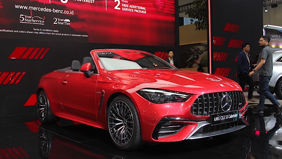 Mercedes-Benz AMG CLE 53 Cabriolet ditampilkan saat pameran otomotif GIIAS 2025 di ICE BSD, Kamis (24/7/2025). (Bloomberg Technoz/Andrean Kristianto)