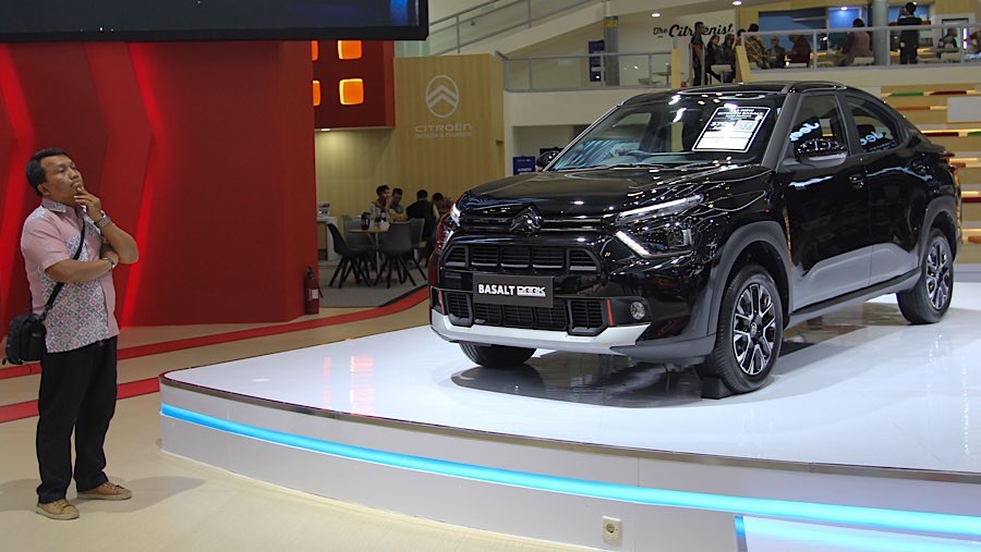 Pabrikan otomotif asal Prancis, Citroën memperkenalkan mobil All-New Basalt dan Basalt Dark Edition di GIIAS. (Bloomberg Technoz/Andrean Kristianto)