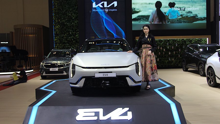 KIA menampilkan sedan listrik futuristik Kia EV4 yang mengusung desain revolusioner dengan platform E-GMP. (Bloomberg Technoz/Andrean Kristianto)