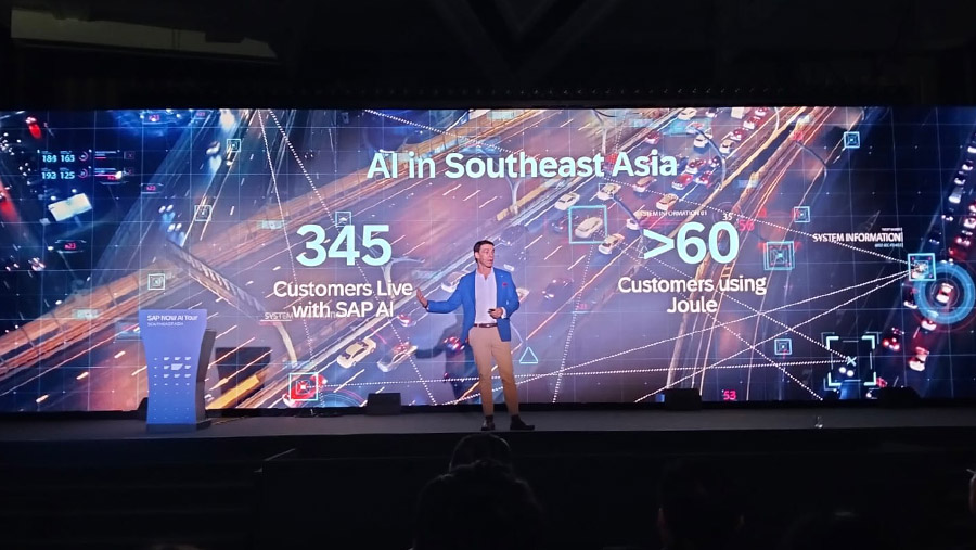 Liher Urbizu, dalam video yang dibuat dengan AI generatif dalam acara SAP NOW AI Southeast Asia (Bloomberg Technoz/Hidayat Setiaji)