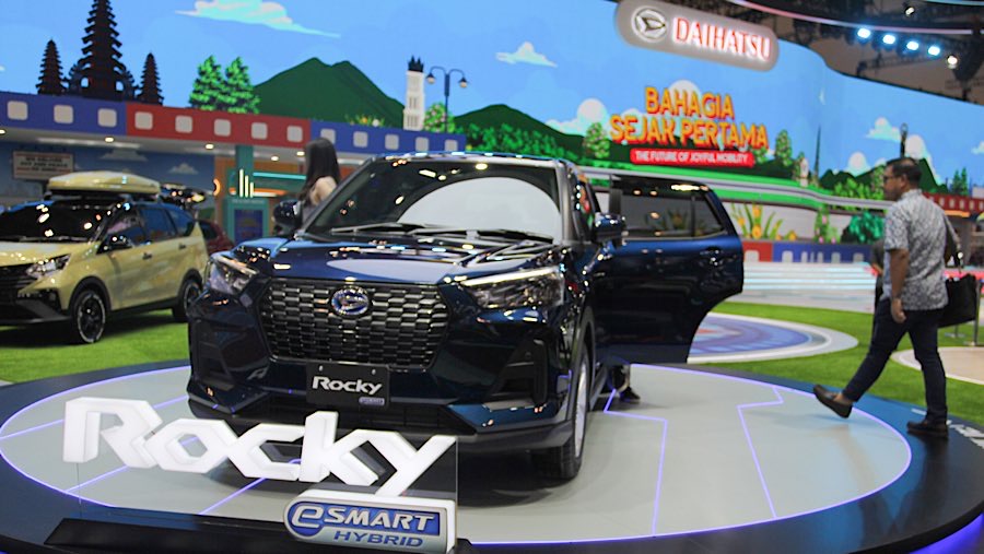 Daihatsu Rocky e-Smart Hybrid ditampilkan saat ajang pameran otomotif GIIAS 2025 di ICE BSD, Kamis (24/7/2025). (Bloomberg Technoz/Andrean Kristianto)