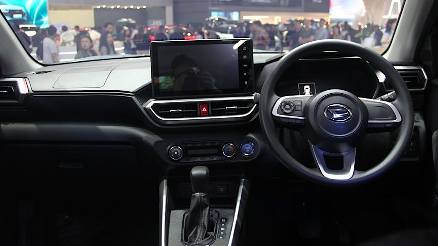 Daihatsu Rocky e-Smart Hybrid ditampilkan saat ajang pameran otomotif GIIAS 2025 di ICE BSD, Kamis (24/7/2025). (Bloomberg Technoz/Andrean Kristianto)