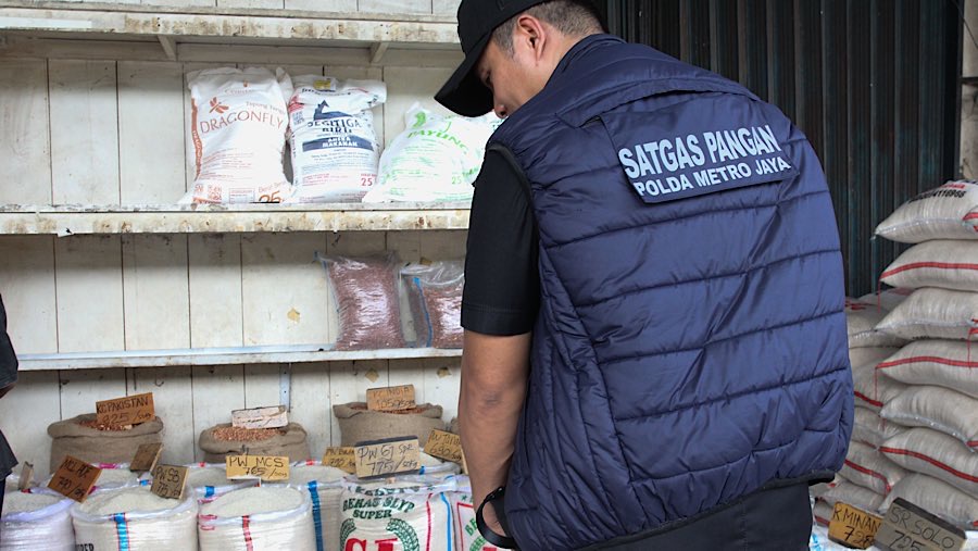 Satgas Pangan Polda Metro Jaya melakukan pengecekan beras di Pasar Induk Beras Cipinang, Jumat (25/7/2025). (Bloomberg Technoz/Andrean Kristianto)