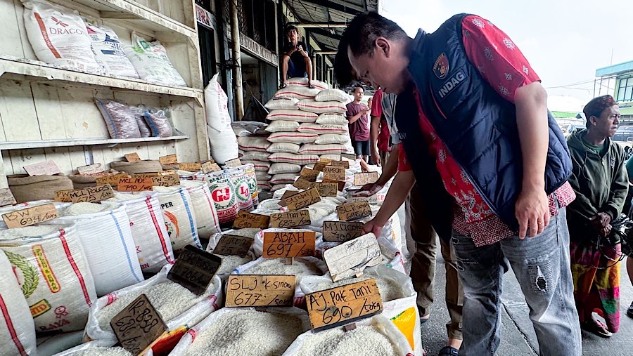 Satgas Pangan Polda Metro Jaya melakukan pengecekan beras di Pasar Induk Beras Cipinang, Jumat (25/7/2025). (Bloomberg Technoz/Andrean Kristianto)