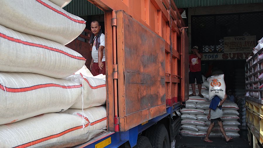 Kerugian tersebut berasal dari beras premium senilai Rp34,21 triliun dan beras medium senilai Rp65,14 triliun. (Bloomberg Technoz/Andrean Kristianto)