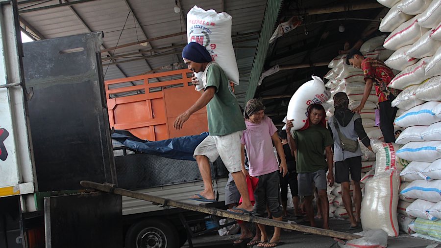 Sebanyak 201 ton beras telah disita sebagai barang bukti. (Bloomberg Technoz/Andrean Kristianto)