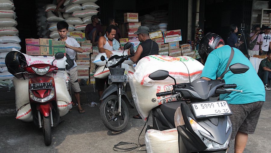Satgas Pangan Bareskrim Polri mencatat kerugian akibat peredaran beras oplosan mencapai Rp99,35 triliun/tahun. (Bloomberg Technoz/Andrean Kristianto)