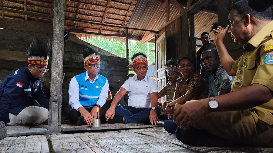 Menteri ESDM, Bahlil Lahadalia saat mengunjungi salah satu rumah warga di Desa Kiriyou, Kepulauan Yapen, (24/7). (Dok. PLN)