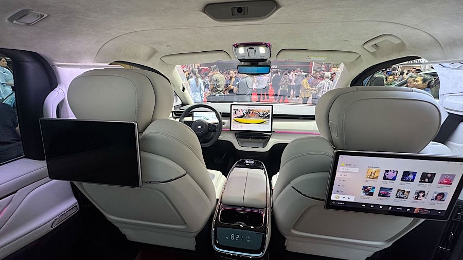 Salah satu yang dibawa di GIIAS adalah LEVC L380 yang merupakan sebuah MPV premium (Bloomberg Technoz/Andrean Kristianto)