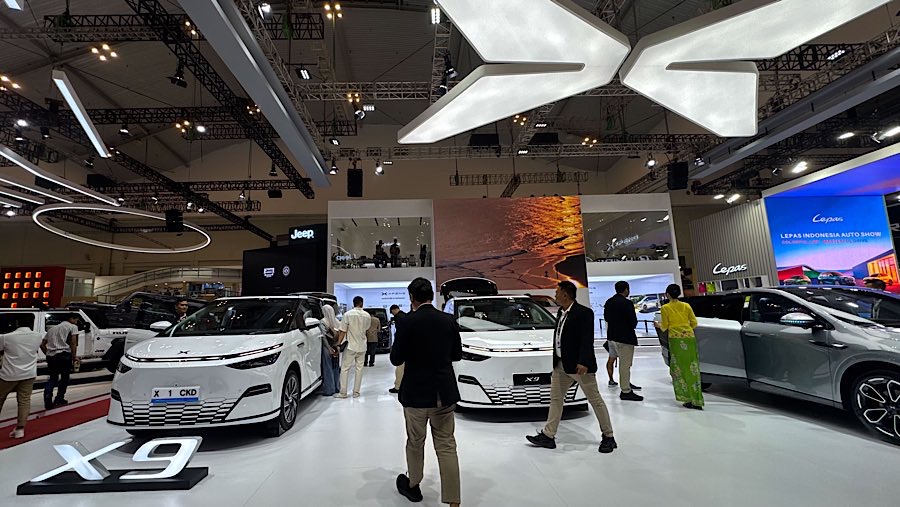 Xpeng X9 versi CKD (kiri) ditampilkan dalam ajang pameran otomotif GIIAS 2025 di ICE BSD, Kamis (24/7/2025). (Bloomberg Technoz/Andrean Kristianto)