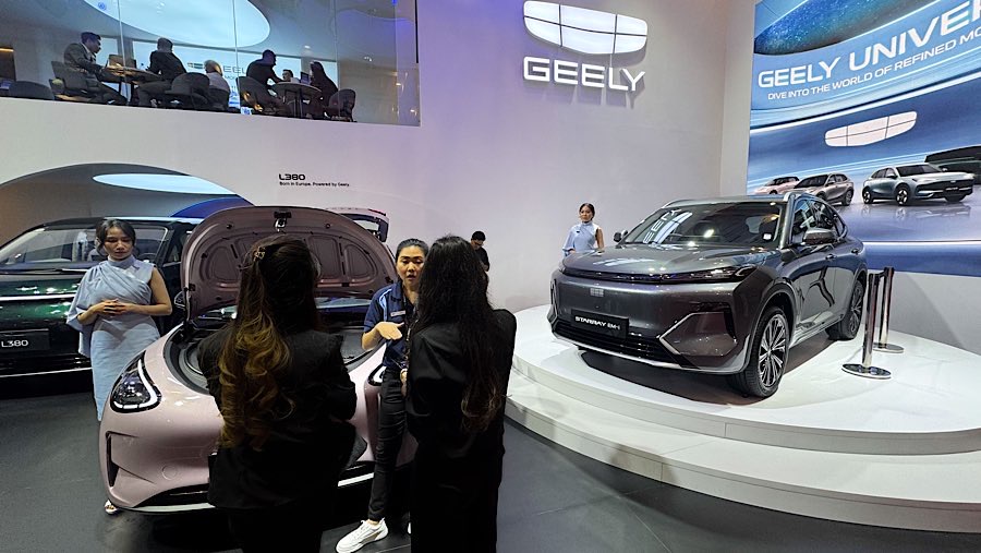 Geely melakukan debut perdananya di GIIAS, setelah sebelumnya muncul di Indonesia International Motor Show (IIMS) 2025. (Bloomberg Technoz/Andrean)