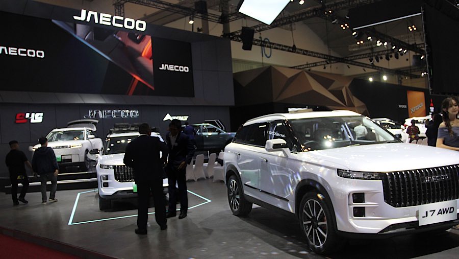 Jaecoo J7 ditampilkan dalam ajang pameran otomotif GIIAS 2025 di ICE BSD, Kamis (24/7/2025). (Bloomberg Technoz/Andrean Kristianto)