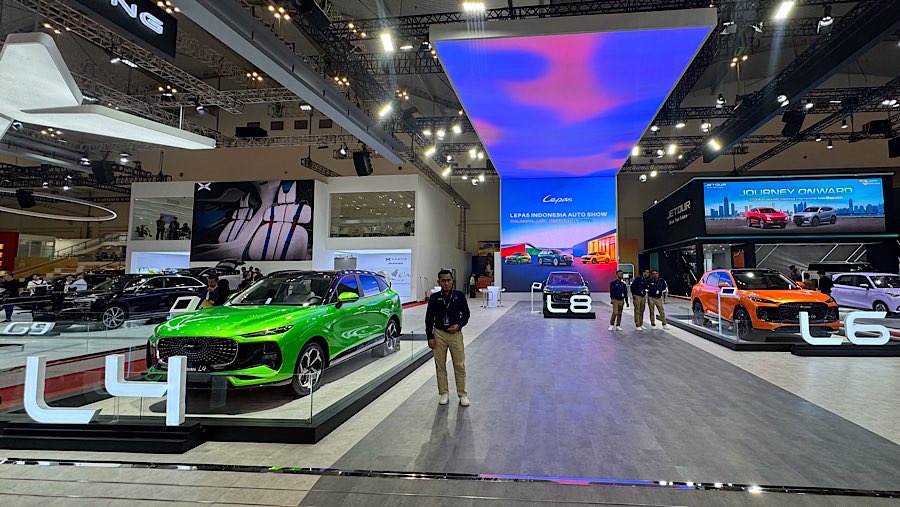 Lepas L4, L8 dan L6 ditampilkan dalam ajang pameran otomotif GIIAS 2025 di ICE BSD, Kamis (24/7/2025). (Bloomberg Technoz/Andrean Kristianto)