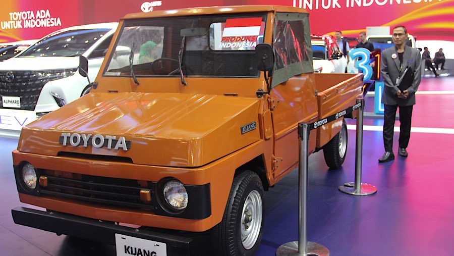 Toyota Kijang Buaya ditampilkan dalam ajang pameran otomotif GIIAS 2025 di ICE BSD, Kamis (24/7/2025). (Bloomberg Technoz/Andrean Kristianto)