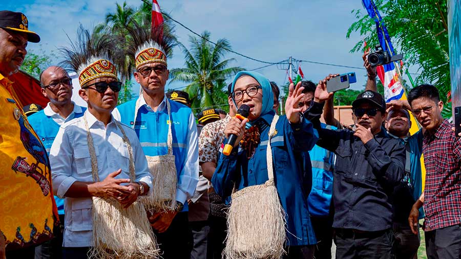 Menteri ESDM, Bahlil Lahadalia didampingi Direktur Utama PLN, Darmawan Prasodjo terkait program listrik desa dan pembangunan PLTM di Supiori. (PLN)