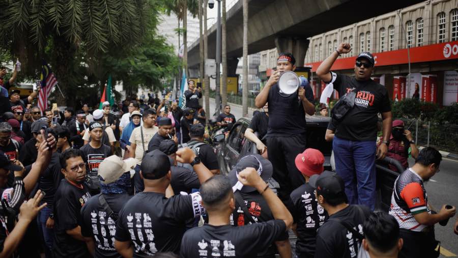 Para pengunjuk rasa menyerukan pengunduran diri Perdana Menteri Malaysia Anwar Ibrahim di Kuala Lumpur, Malaysia. (Sumber: Samsul Said/Bloomberg)