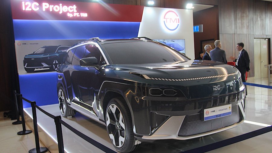 Mobil Indonesian Indigenous Car (I2C) saat pameran otomotif GIIAS 2025 di ICE BSD, Kamis (24/7/2025). (Bloomberg Technoz/Andrean Kristianto)