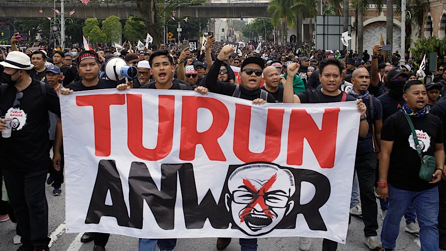 Pedemo menuntut pengunduran diri Perdana Menteri Malaysia Anwar Ibrahim di Kuala Lumpur, Malaysia, Sabtu (26/7/202). (Samsul Said/Bloomberg)