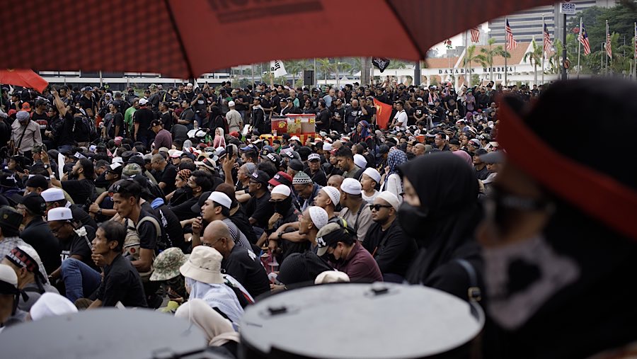 Anwar  menghadapi kritik terkait meningkatnya biaya hidup, penanganan kontroversial terhadap pengangkatan hakim. (Samsul Said/Bloomberg)