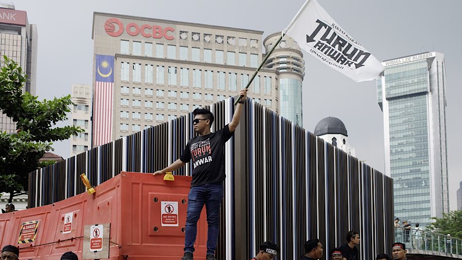 Aksi ini sebagai protes massal pertama sejak tahun 2018. (Samsul Said/Bloomberg)