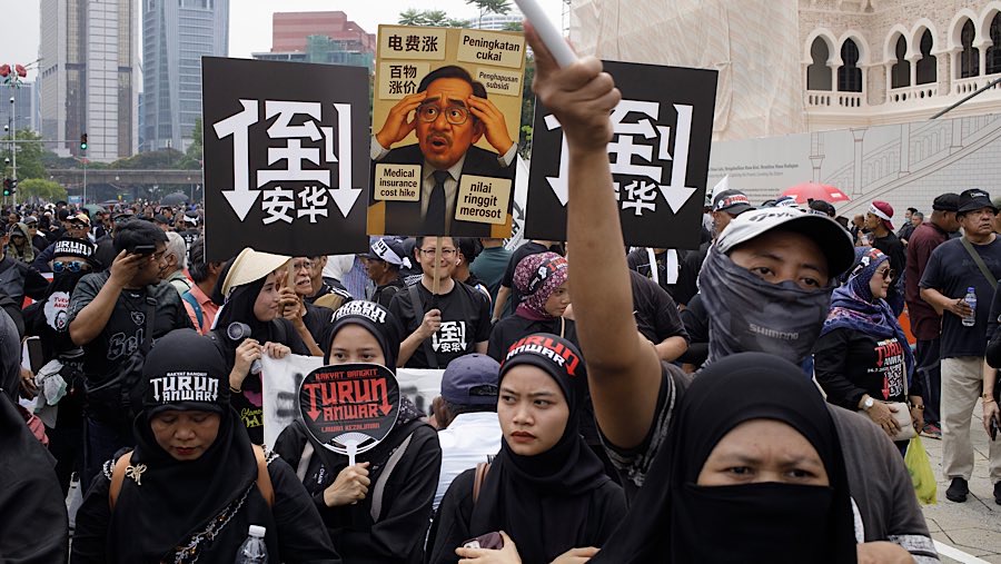 Pedemo menuntut pengunduran diri Perdana Menteri Malaysia Anwar Ibrahim di Kuala Lumpur, Malaysia, Sabtu (26/7/202). (Samsul Said/Bloomberg)