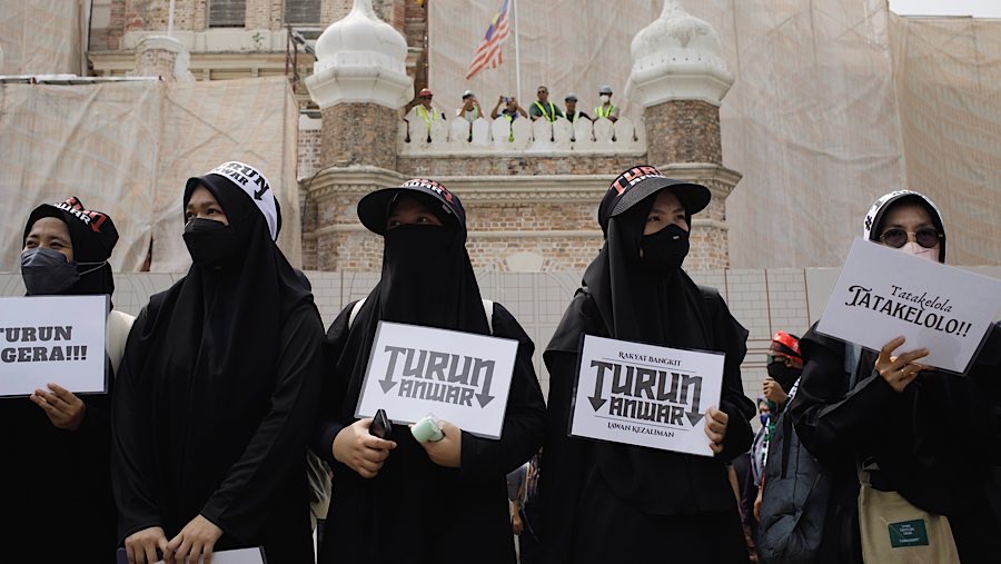 Sekitar 20.000 pengunjuk rasa yang dipimpin oleh partai-partai oposisi berkumpul di sekitar Lapangan Merdeka yang ikonik. (Samsul Said/Bloomberg)