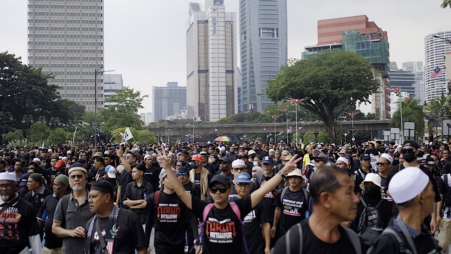 Demo itu atas dugaan janji-janji yang tidak ditepati dan berbagai kontroversi yang melibatkan pemerintahannya belakangan ini. (Samsul Said/Bloomberg)