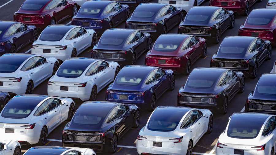 Mobil listrik Tesla yang berjejer. (Bloomberg)
