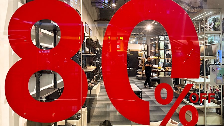 Rojali merupakan singkatan dari rombongan jarang beli dan dianggap merugikan para pelaku usaha. (Bloomberg Technoz/Andrean Kristianto)