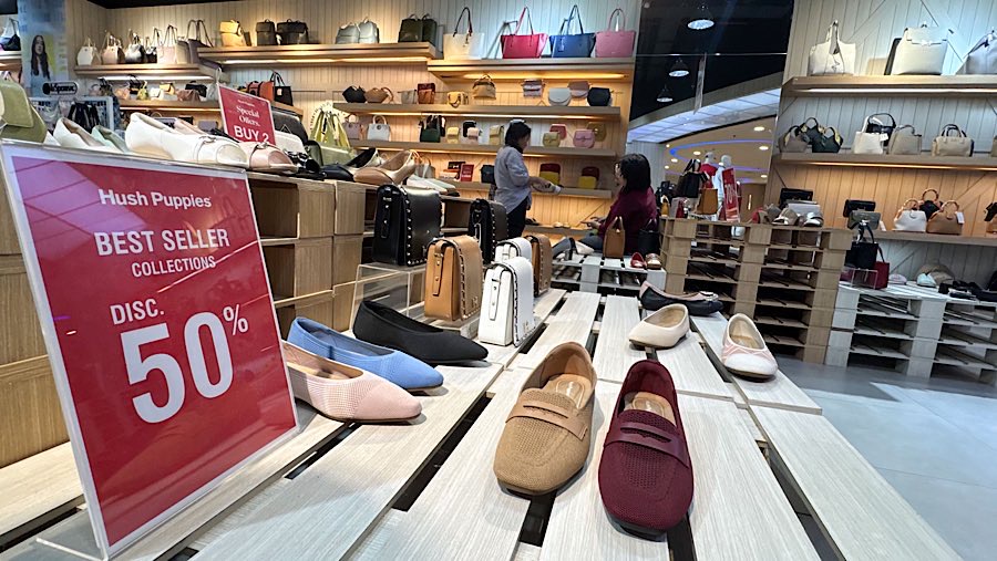 Pengunjung mal melihat produk fesyen di salah satu pusat perbelanjaan di Jakarta Selatan, Senin (28/7/2025). (Bloomberg Technoz/Andrean Kristianto)