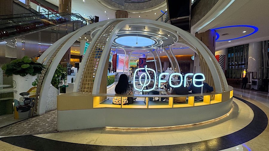 Pengunjung berada di gerai Fore di Jakarta, Senin (28/7/2025). (Bloomberg Technoz/Andrean Kristianto)