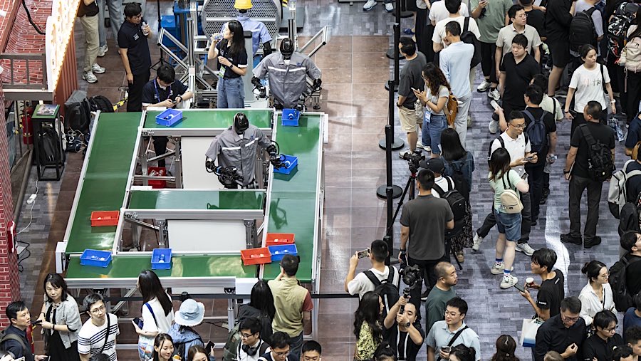 Robot layanan dipamerkan di Konferensi Kecerdasan Buatan Dunia (WAIC) 2025 di Shanghai, Tiongkok, Sabtu (26/7/2025). (Qilai Shen/Bloomberg)