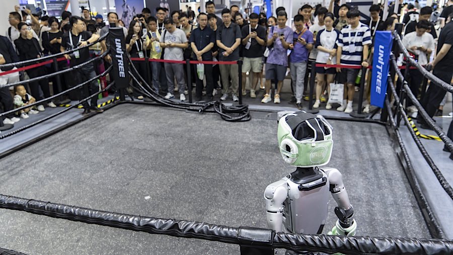 Salah satu yang menarik adalah robot tinju lengkap dengan sarung tangan dan helm milik Unitree. (Qilai Shen/Bloomberg)