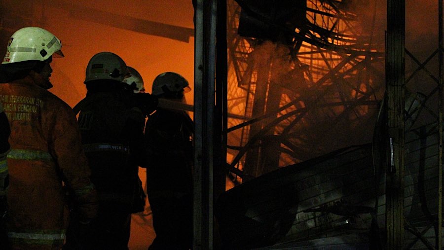 Saat ini petugas pemadam kebakaran masih fokus untuk memadamkan api di lokasi. (Bloomberg Technoz/Andrean Kristianto)