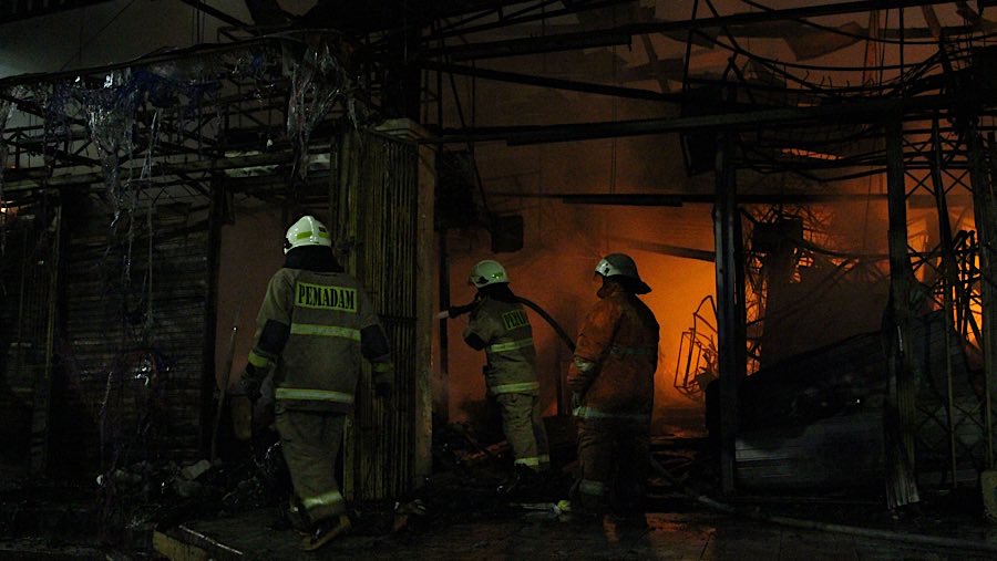 Diperkirakan sekitar 500 kios terbakar dalam insiden ini.  (Bloomberg Technoz/Andrean Kristianto)