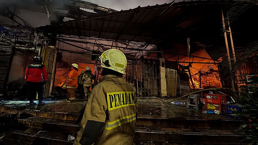 Hingga pukul 19.51 WIB, proses pemadaman masih berlangsung. (Bloomberg Technoz/Andrean Kristianto)