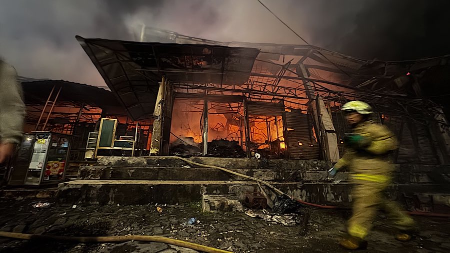 Petugas tiba di lokasi pukul 18.08 WIB dan langsung melakukan penyemprotan untuk memadamkan api.  (Bloomberg Technoz/Andrean Kristianto)