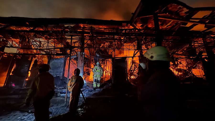 Petugas pemadam kebakaran memadamkan api saat kebakaran di Pasar Taman Puring, Senin (28/7/2025). (Bloomberg Technoz/Andrean Kristianto)