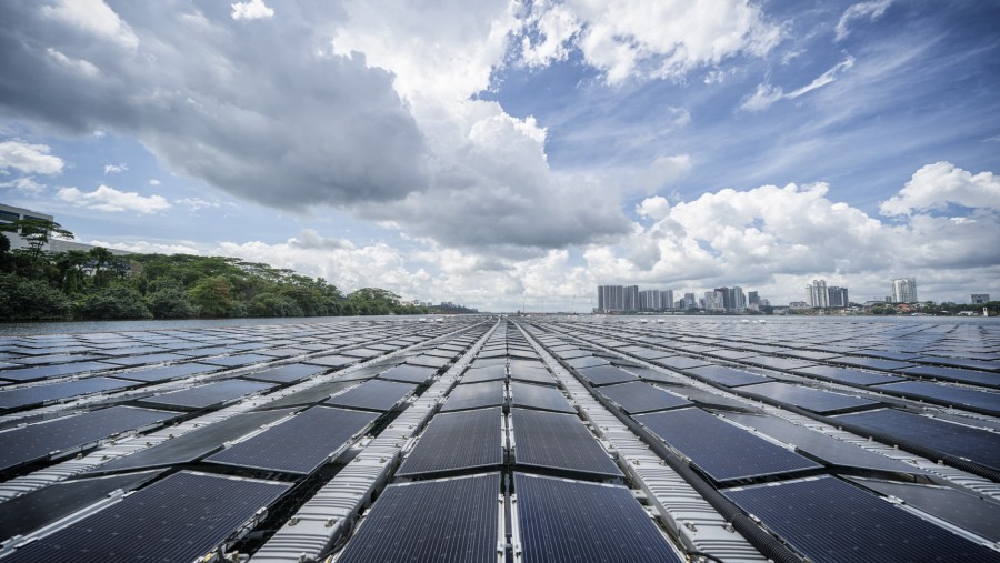 Pembangkit listrik tenaga surya terapung di Singapura. Fotografer: Bryan van der Beek/Bloomberg
