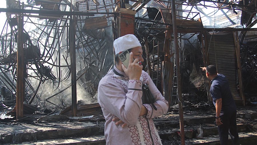 Para pemilik kios terlihat ramai di sekitar lokasi kebakaran Pasar Taman Puring. (Bloomberg Technoz/Andrean Kristianto)